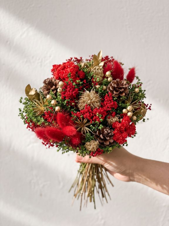 RED AND GOLD DRIED BQT WITH PINECONES